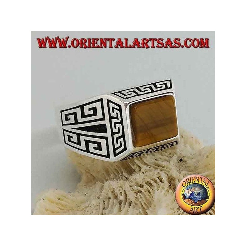 Bague en argent avec œil de tigre rectangulaire, entourée de frettes grecques en bas-relief