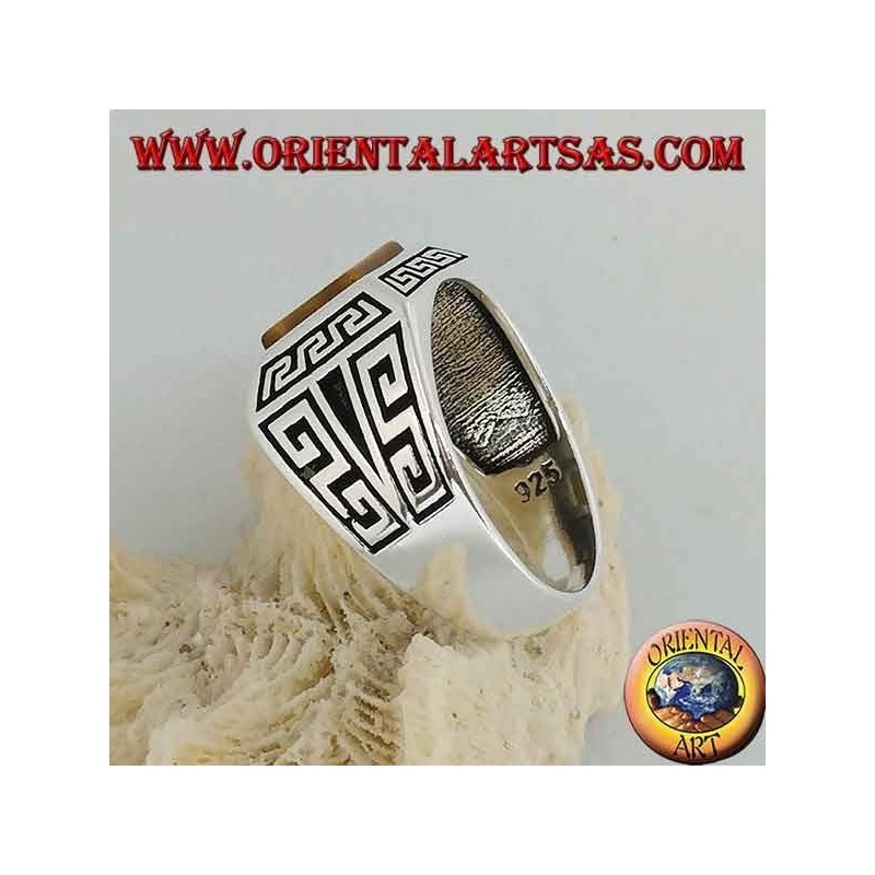 Bague en argent avec œil de tigre rectangulaire, entourée de frettes grecques en bas-relief
