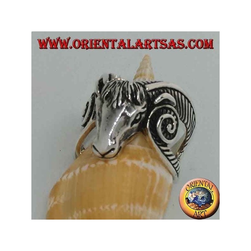 Anillo de plata con forma de una gran cabeza de Aries