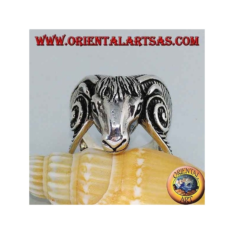 Anillo de plata con forma de una gran cabeza de Aries