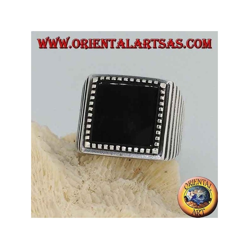 Anillo de plata con ónice cuadrado grande, rayado a los lados.