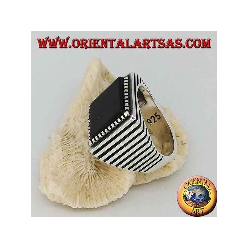 Silberring mit großem quadratischem Onyx, seitlich gestreift