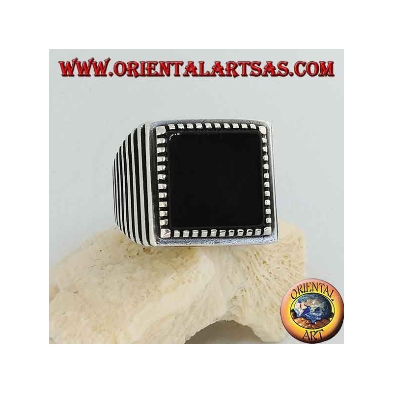 Anillo de plata con ónice cuadrado grande, rayado a los lados.