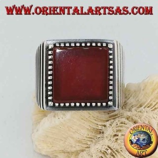Bague en argent avec grande cornaline carrée, rayée sur les côtés