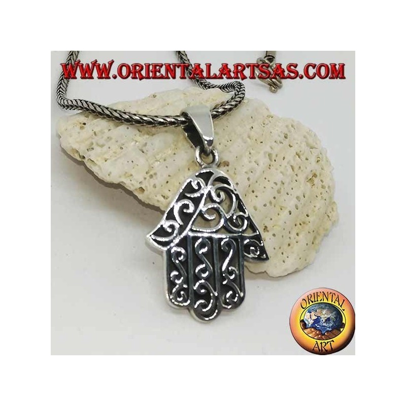 Ciondolo in argento, mano di Fatima con decorazioni ondulate e traforo su un lato