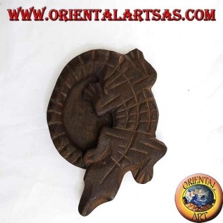 Cenicero de cocodrilo en madera de teca