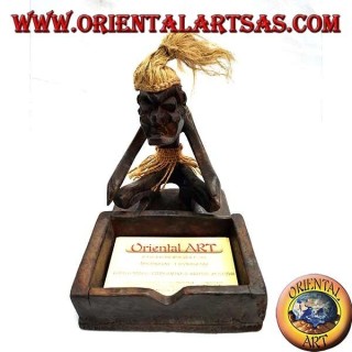 Tarjetero con escultura de un hombre primitivo en madera de teca