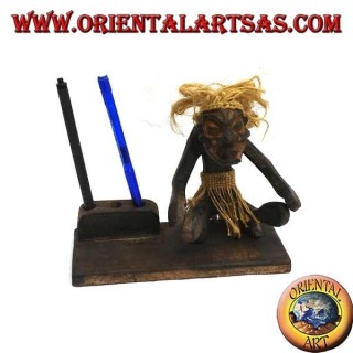 Porta bolígrafo con escultura de un hombre primitivo en madera de teca