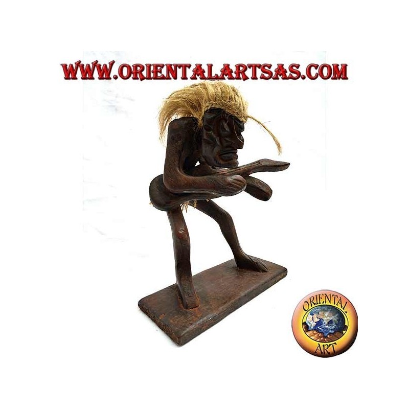 Scultura di un uomo primitivo chitarrista in legno di teak