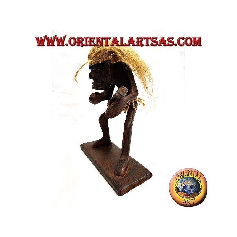 Sculpture d'un guitariste homme primitif en bois de teck
