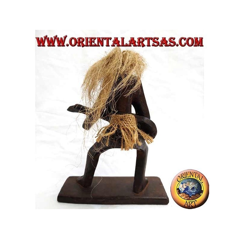 Escultura de un hombre primitivo guitarrista en madera de teca