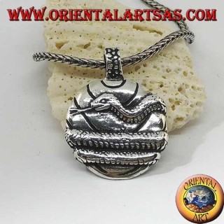 Colgante de plata, medalla envuelta por una serpiente.
