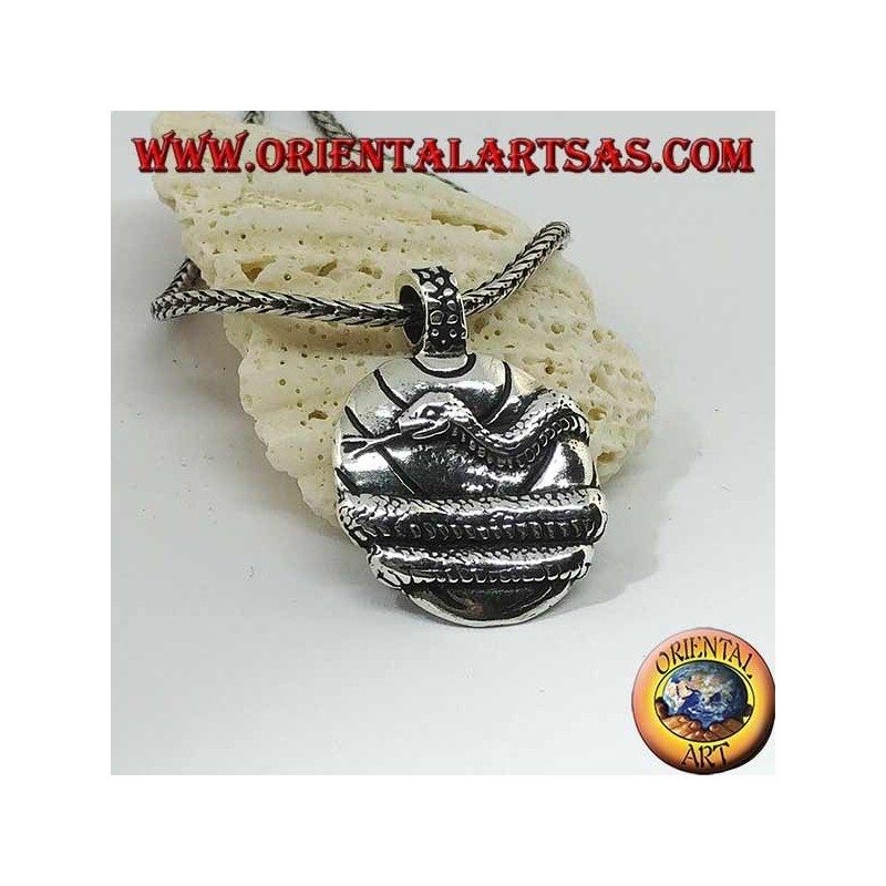 Colgante de plata, medalla envuelta por una serpiente.
