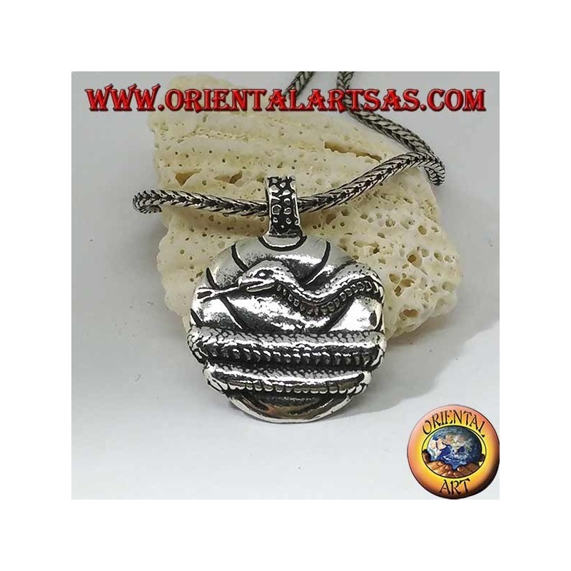 Colgante de plata, medalla envuelta por una serpiente.