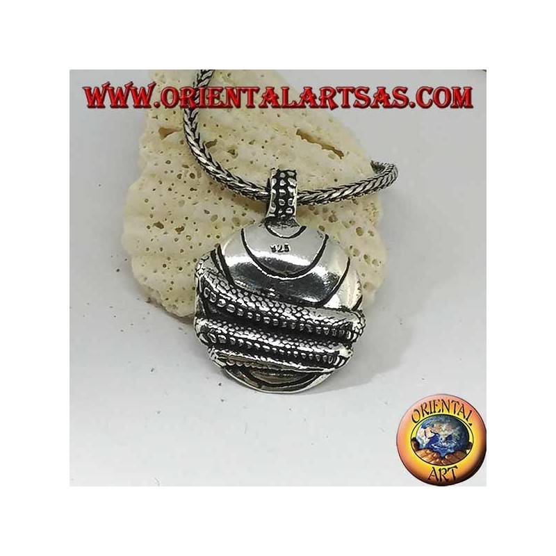 Colgante de plata, medalla envuelta por una serpiente.