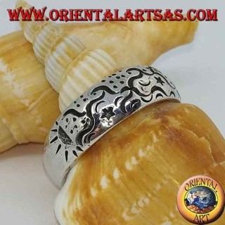 Anillo de plata con grabados astrales.