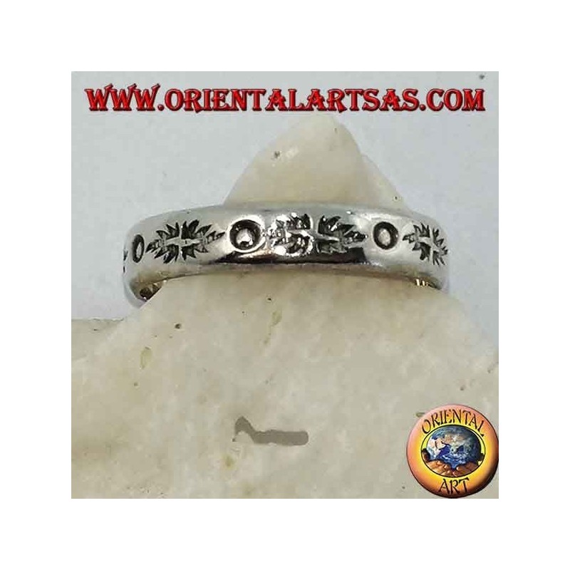 Bague en argent avec gravures au poinçon