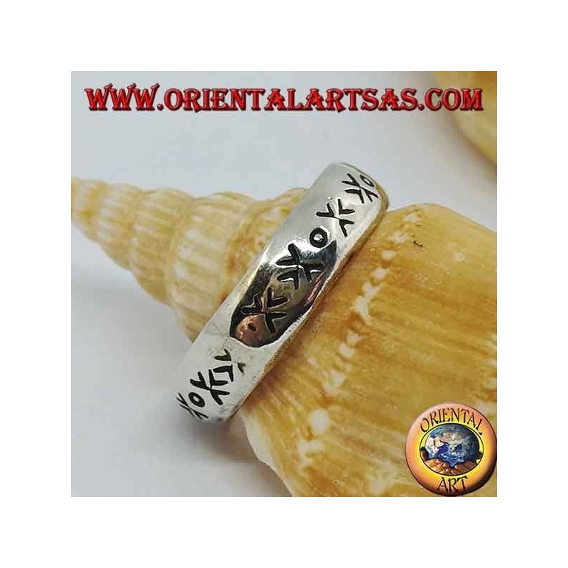 Anillo de plata con flechas grabadas.