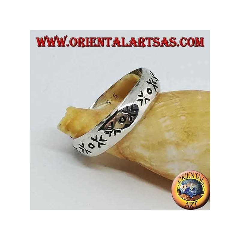 Silver ring with engraved arrows