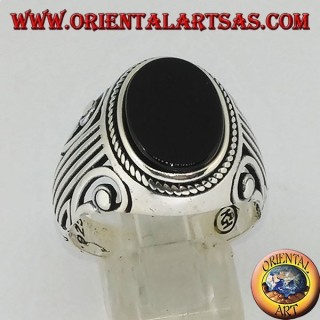 Bague en argent avec onyx ovale plat et une Lira (harpe) gravée sur les côtés