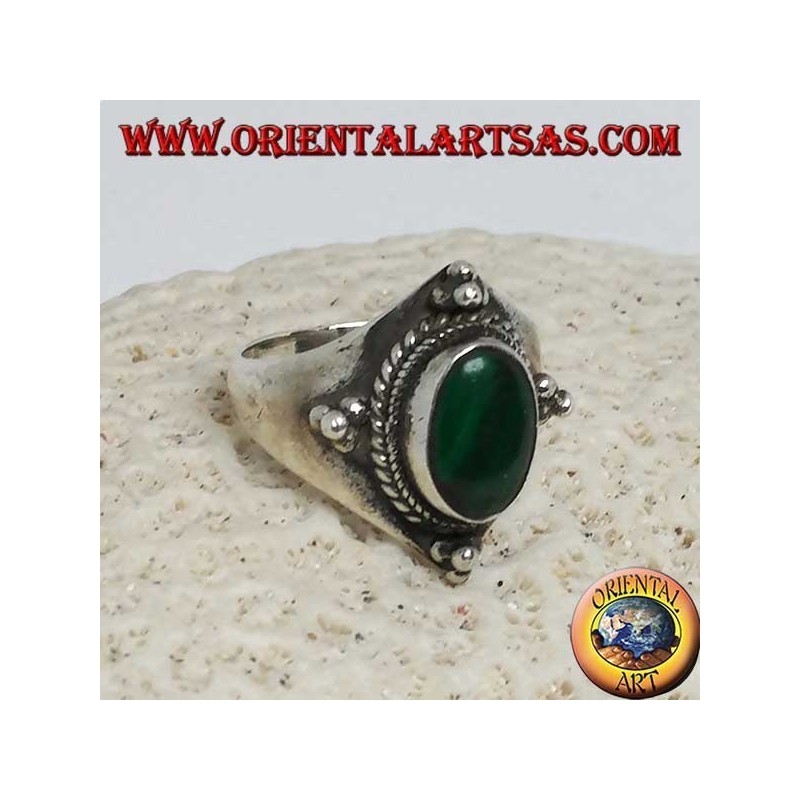Anillo de plata con malaquita ovalada y adornos de bolas.