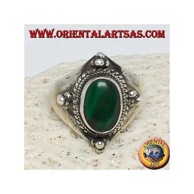 Anillo de plata con malaquita ovalada y adornos de bolas.