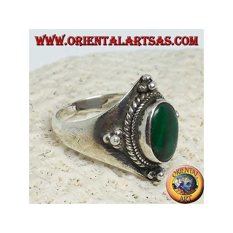 Anello in argento con malachite ovale e decorazioni a palline
