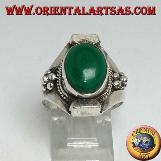 Anello in argento con malachite ovale stile nepalese
