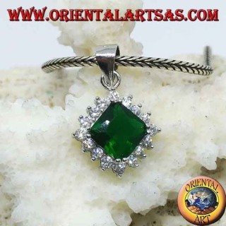 Colgante de plata con circón cuadrado de color esmeralda rodeado de circonita cúbica