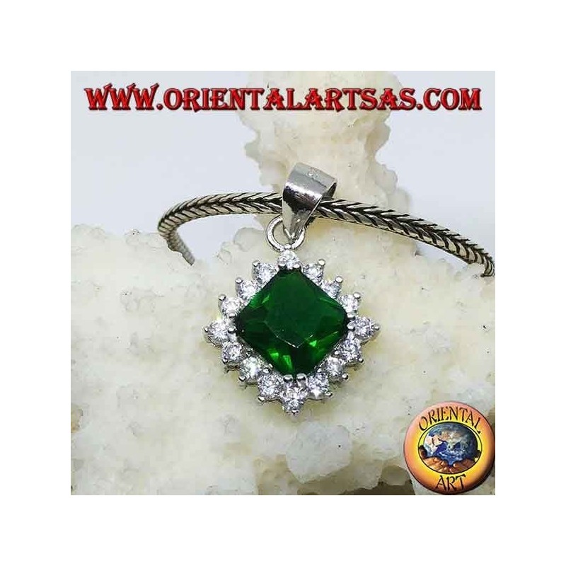 Pendentif en argent avec zircon carré de couleur émeraude entouré de zircone cubique