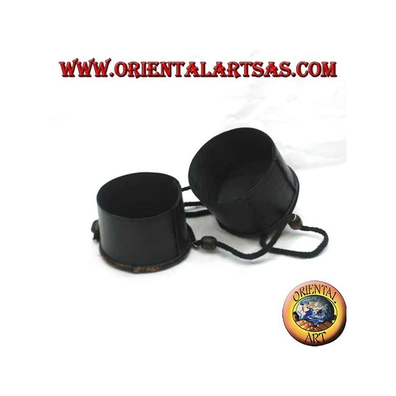 Zylindrische Box und starre Tasche aus Baumrinde und Bambus