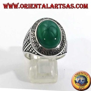 Anello in argento con agata verde ovale grande contornata da grca a bassorilievo