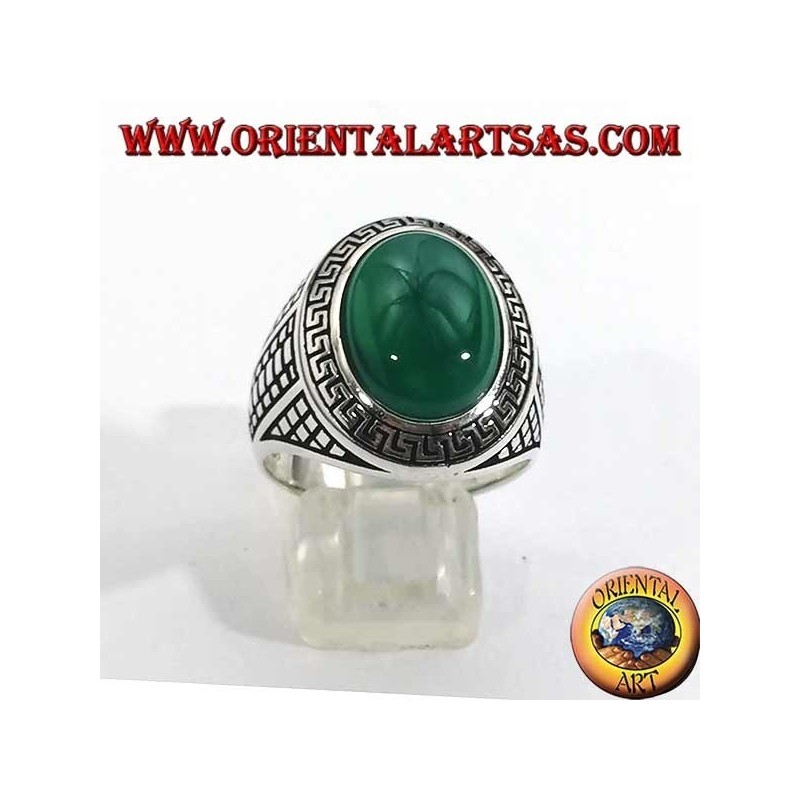 Bague en argent avec une grande agate verte ovale entourée d'une grille en bas-relief
