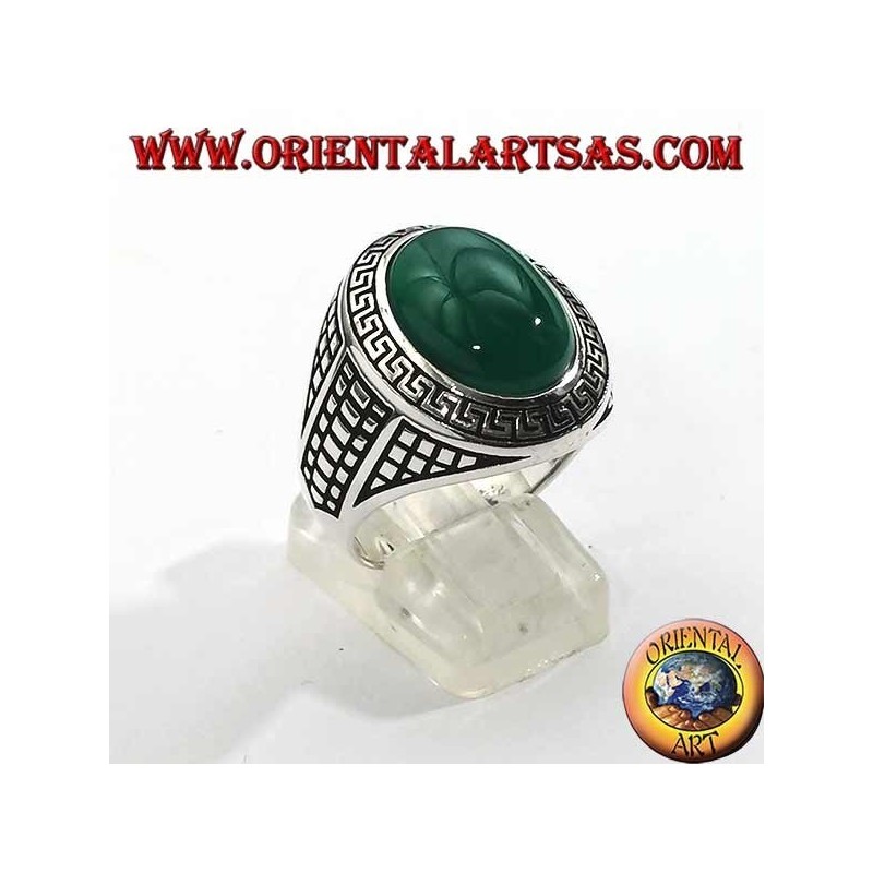 Anello in argento con agata verde ovale grande contornata da greca a bassorilievo