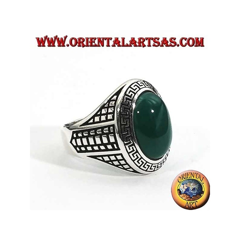 Anillo de plata con gran ágata verde ovalada rodeada por una rejilla de bajorrelieve