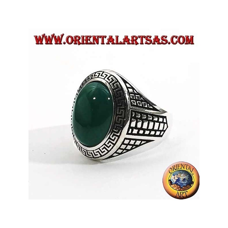 Anello in argento con agata verde ovale grande contornata da greca a bassorilievo