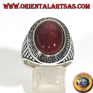 Anillo de plata con gran cornalina ovalada rodeada por un relieve griego