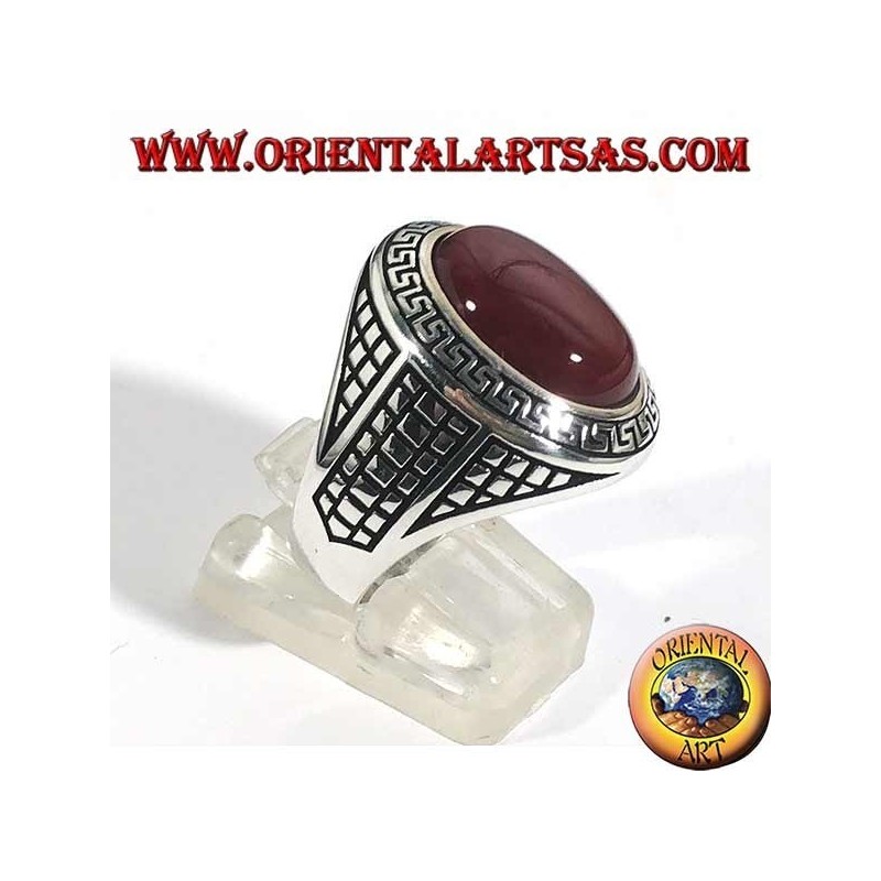 Bague en argent avec grande cornaline ovale entourée d'un relief grec