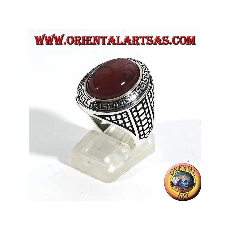 Anello in argento con corniola ovale grande contornata da greca a bassorilievo