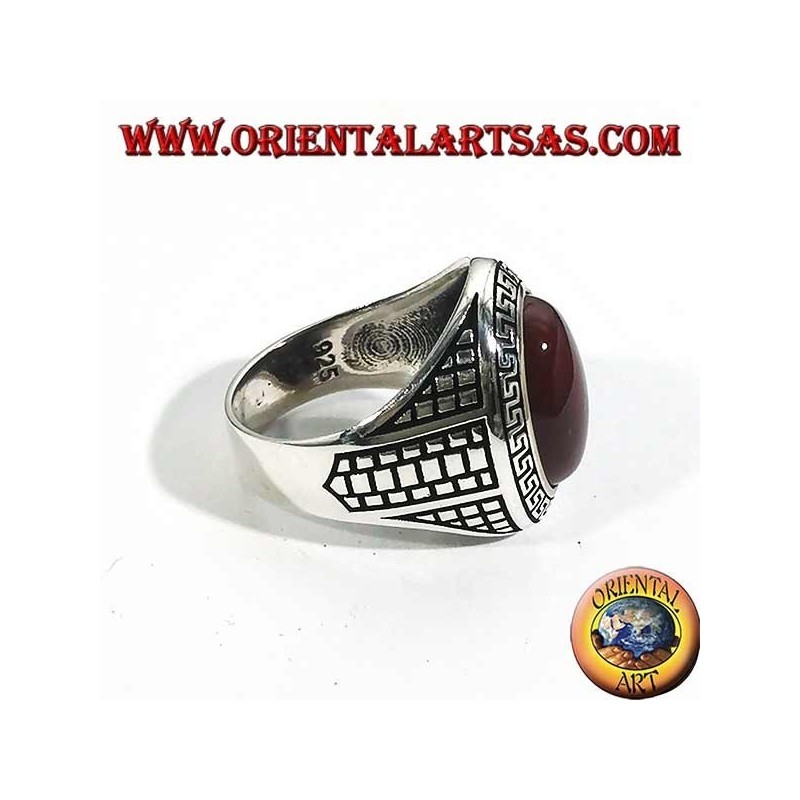Anillo de plata con gran cornalina ovalada rodeada por un relieve griego
