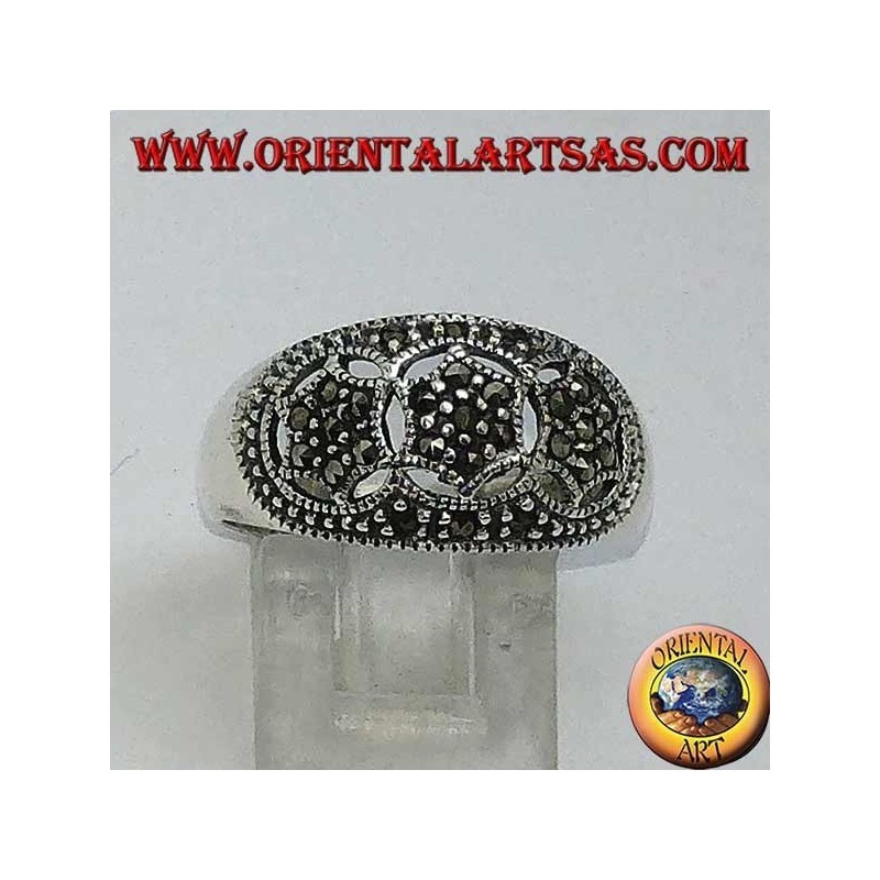 Anello a fedina bombata in argento con tre stelle a sei punte in marcasite