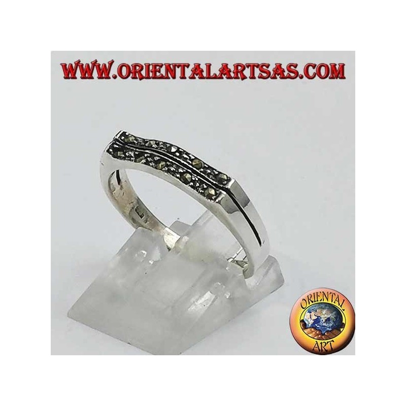 Anello in argento, rettangolo ondeggiato in marcasite