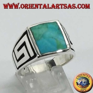 Anillo de plata con turquesa natural cuadrada y laberinto en los lados.