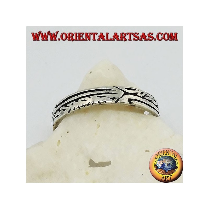 Bague en argent avec gravures