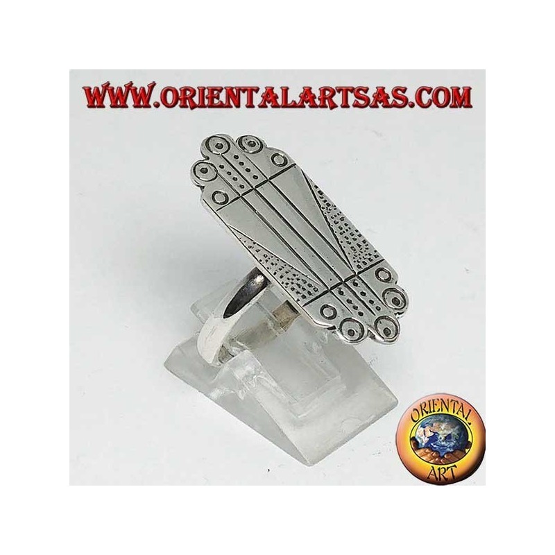Bague en argent avec gravures artisanales
