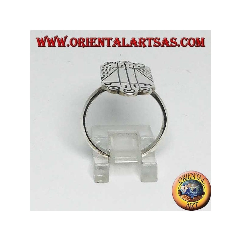 Bague en argent avec gravures artisanales