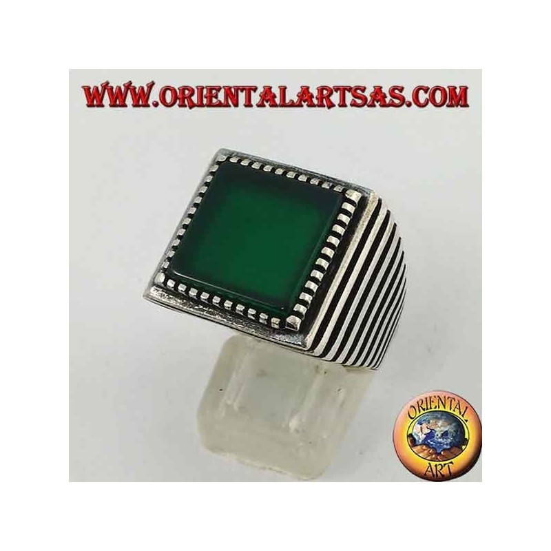 Bague en argent avec grande agate verte carrée, rayée sur les côtés