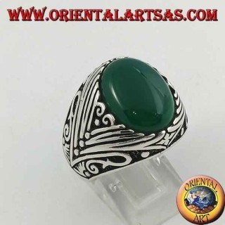 Anillo de plata con cabujón de ágata verde ovalado con grabados laterales profundos