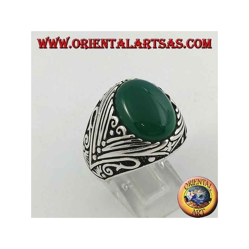Anillo de plata con cabujón de ágata verde ovalado con grabados laterales profundos