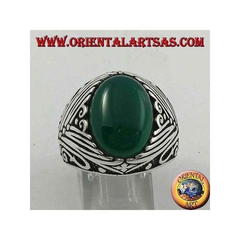 Anillo de plata con cabujón de ágata verde ovalado con grabados laterales profundos